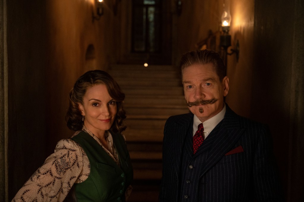 (L-R): Kenneth Branagh as Hercule Poirot and Tina Fey as Ariadne Oliver in 20th Century Studios' A HAUNTING IN VENICE