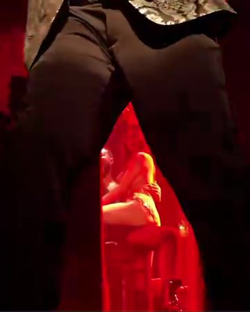 Chrissy Teigen gives husband John Legend a lapdance 